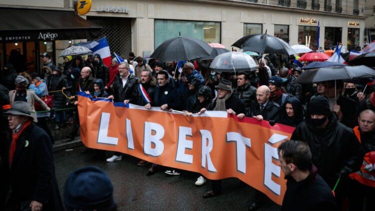 Mijëra njerëz protestojnë në Francë kundër propozimit të lejes së re të vaksinës